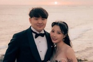 「なんで海でヘッドホンつけてんの？」「濡れたら壊れる」　人気新婚YouTuberに疑問...本人明かした理由