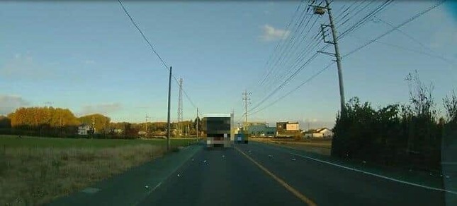 写真中に問題のトラックはありません。編集部で一部加工、写真提供：Xユーザー・lynmock（＠lynmock）さん