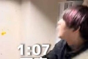 「食べ物粗末にする系YouTuber」に批判殺到　シュークリームに肉まん、卵をバットで打ち付け...「ただただ不快」