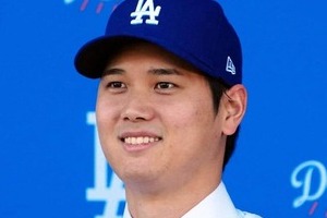 大谷翔平（193cm）に並ぶ水原一平通訳に「身長高くない？」　会見で注目集める「球団関係者よりデカい」
