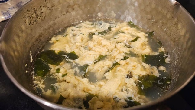 スープのレシピは「水300cc、乾燥わかめ2g、塩小匙1/6、味の素10振り、胡椒、ごま油小匙1を沸かし溶き卵一個入れるだけ」。（画像はリュウジさんのXの投稿から）