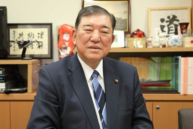 自民党の石破茂元幹事長。新幹線やローカル線などについて鉄道談義を展開した。