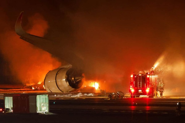 炎上したJAL機の貨物室にはペットが2匹預けられており、救うことができなかった（写真：ロイター/アフロ）