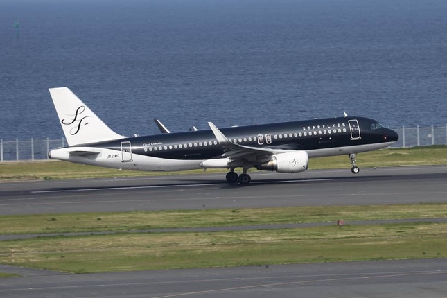 スターフライヤーでは、ペットを機内に持ち込めるサービスを展開している