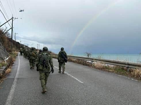 陸上自衛隊中部方面隊のXアカウント（@JGSDF_MA_pr）でも、支援物資を徒歩で運ぶ様子が掲載されている