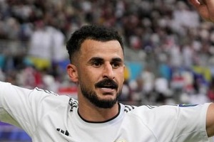 「草食べて退場は草ｗ」イラクFW逆転ゴールも...ゴールパフォで退場→逆転負けにネット爆笑【アジア杯】