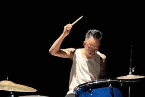 【画像】カリスマドラマーの「普段着」にファン騒然　「バカボンのパパ」風なのに...「これだけカッコイイのは異常」