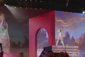 スマホをステージに向け、安い席から大挙して目の前に...　テイラー・スウィフト日本公演、一部客の蛮行に「VIP席なのに」と苦情続々