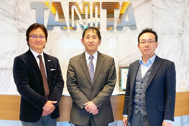 写真左から、タニタ代表取締役社長・谷田千里さん、前川孝雄、タニタ経営企画部社長補佐・二瓶琢史さん