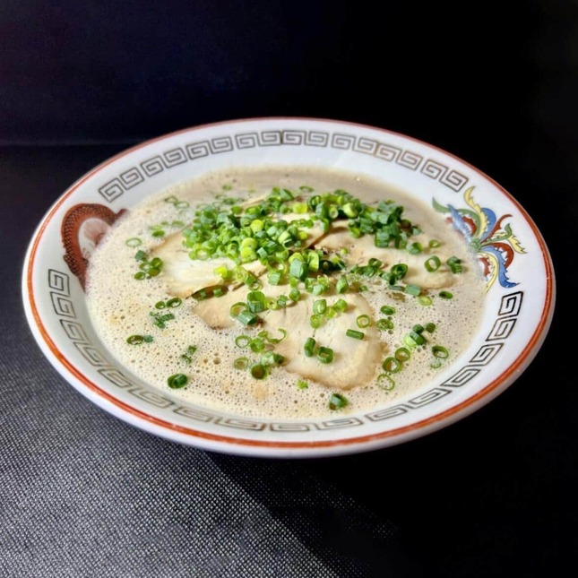 「博多ラーメンでぶちゃん」の博多ラーメン（甲斐康太さん提供）