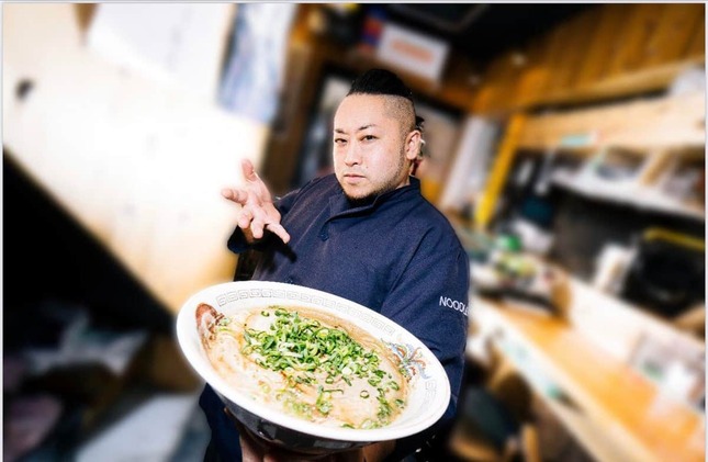 「博多ラーメンでぶちゃん」の店主・甲斐康太さん（本人提供）