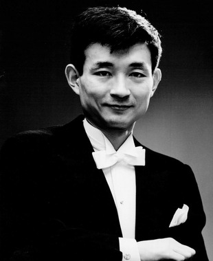 1963年撮影、若き日の小澤征爾さん（Wikimedia Commonsより）