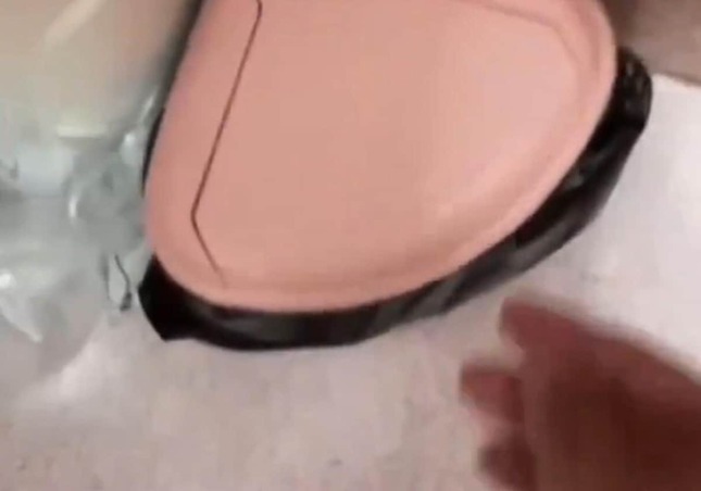 いたずらされたトイレの容器（投稿された動画から、削除済み）
