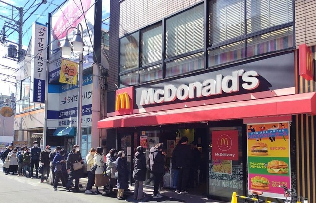 行列が店外にはみ出ているマクドナルド上石神井駅前店