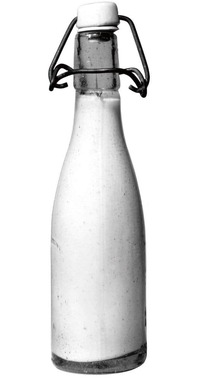 1929年初期の「森永牛乳」（ビン詰め牛乳）、写真提供：森永乳業