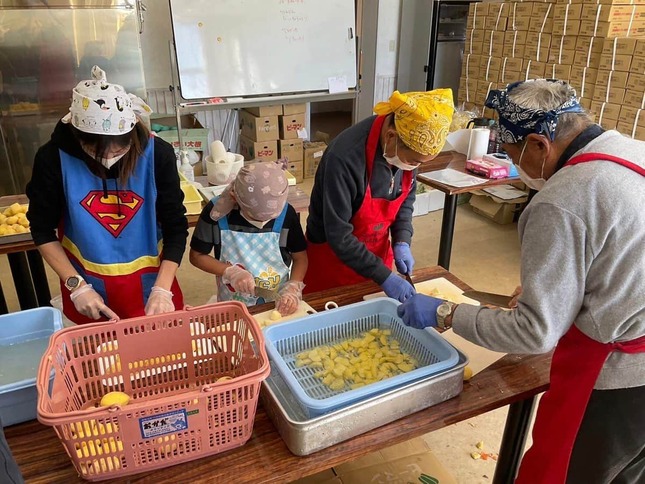 東松島市野蒜にボランティアが集まり、炊き出し用の野菜を下ごしらえ（画像提供：KIBOTCHA）