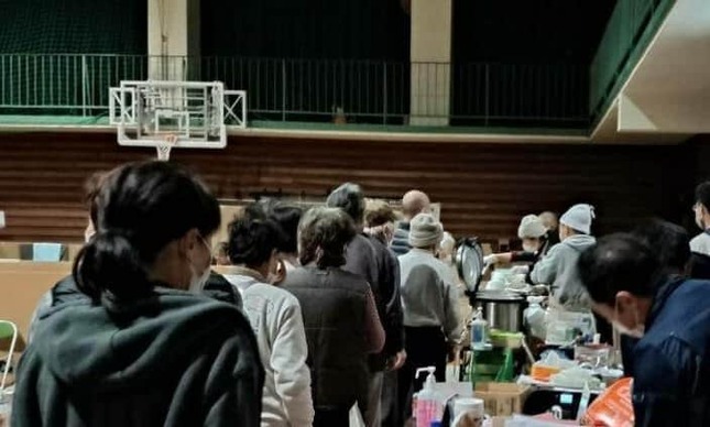 炊き出しに並ぶ人々（画像提供：KIBOTCHA）