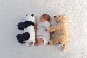 新生児とIKEAのぬいぐるみが同じサイズ！並べたてみたら可愛すぎた　「発想が素敵すぎる！」「癒される」