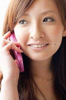 ガラケーで電話する女性（画像はイメージ）