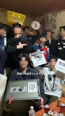 喫煙室の案内板などを持ってポーズ（写真は、イム浪＠imu_rouninさん提供）