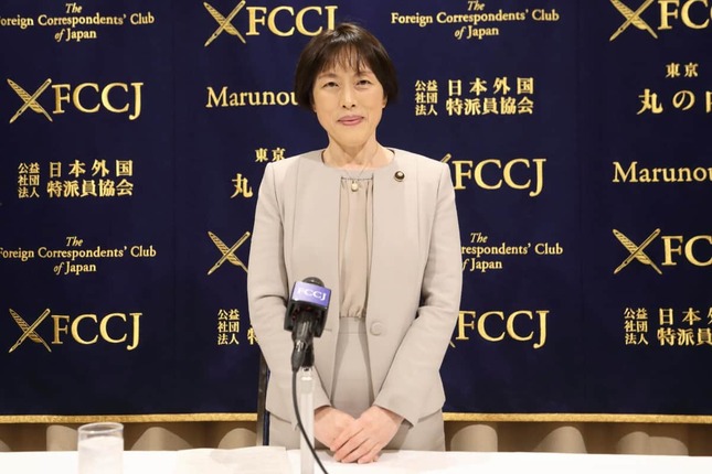 記者会見前に写真撮影に応じる共産党の田村智子委員長