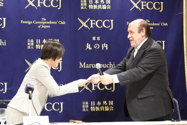 記者会見後に名誉会員証を受け取る共産党の田村智子委員長（左）