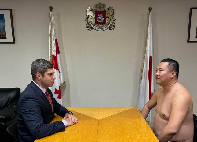 ジョージアのレジャバ大使の書き込み。とにかく明るい安村さんは上半身裸で表敬訪問に臨んだ
