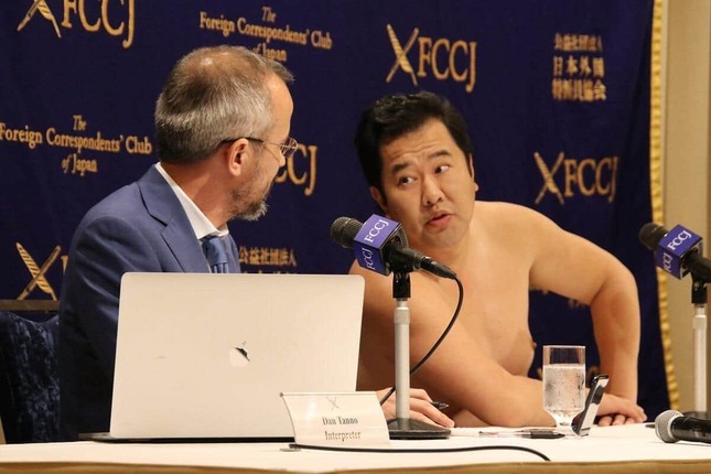 とにかく明るい安村さんは、2023年6月には日本外国特派員協会で記者会見した