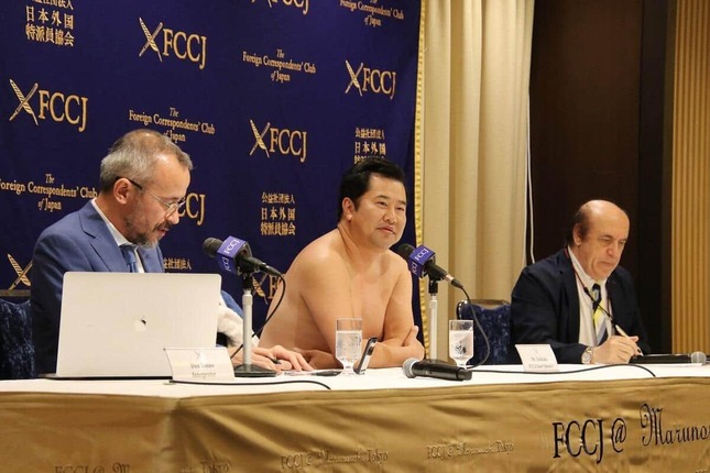 とにかく明るい安村さんは、2023年6月には日本外国特派員協会で記者会見した