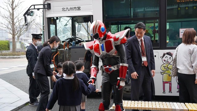 ラッピングバスのお披露目式典には「キタキュウマン」も「参上」（写真は北九州市営バスの公式Xから）