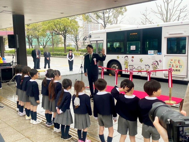 式典では武内和久市長もあいさつ（写真は北九州市営バスの公式Xから）