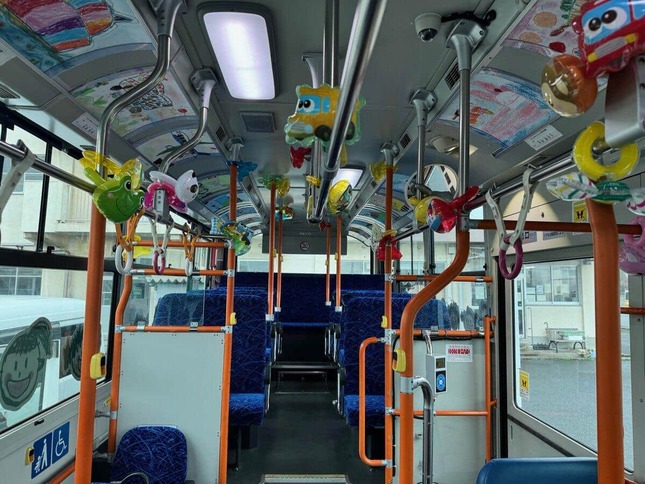 ラッピングバスは車内も装飾つきだ（写真は北九州市営バスの公式Xから）