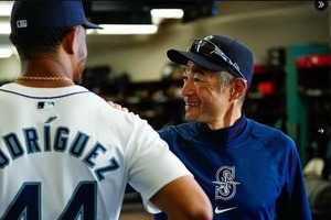イチロー、マリナーズ愛弟子に「ハエ退治」伝授？　球団Xの動画がコミカルすぎて大反響「ユーモア全開イイね」「ヨーダ的な師匠扱いなのか」