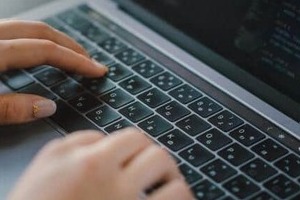 「周囲に合わせなくていい。職場で一番になれるスキルを！」　劣等感に悩む若手がハッとした上司の一言（3）