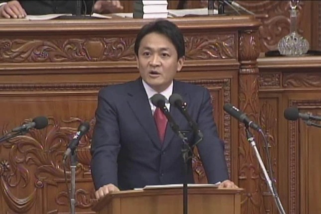 2019年の衆院本会議で質問する国民民主党の玉木雄一郎代表。当時からタブレット端末の使用は懸案だった（写真は衆院インターネット中継から）