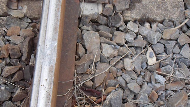 電車が置き石を轢いた跡（写真は、トレインタイムス＠TrainTimesCICさん提供）
