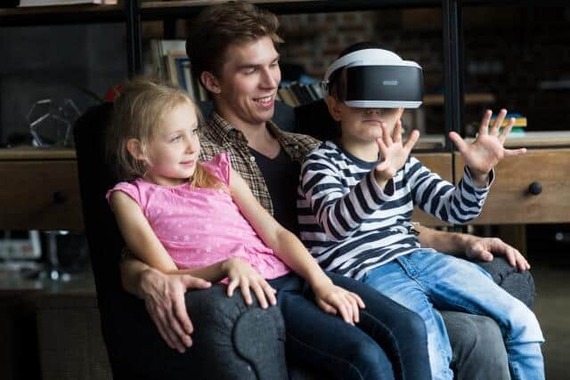 VRで遊ぶ子供たち（写真はイメージ）