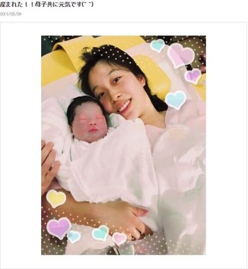 2018年2月に生まれたばかりの長女と横山愛子さん。横山さんのブログより