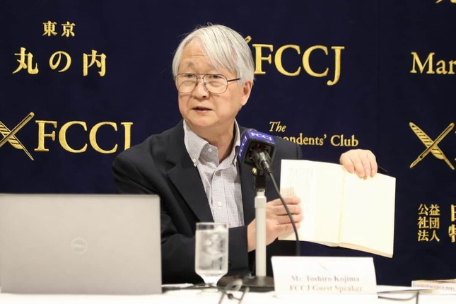 記者会見する小島敏郎氏。小池百合子都知事をめぐる学歴問題を追及している