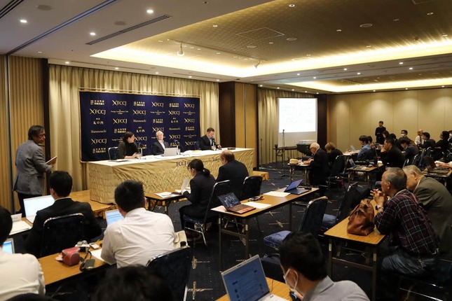 記者会見場には多くの記者が集まった