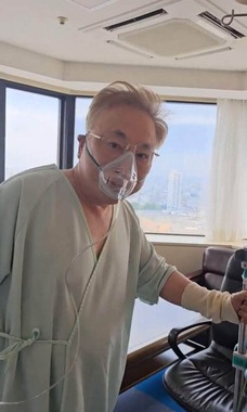 点滴を受けながら歩き回る様子を動画で公開