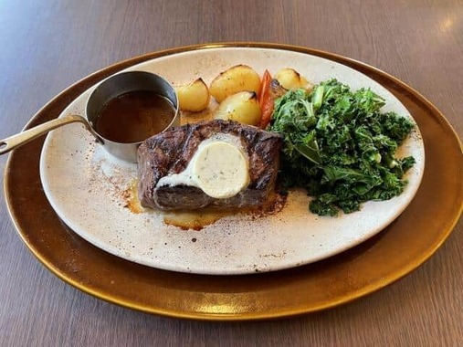 高級そうなステーキ（画像はイメージ）