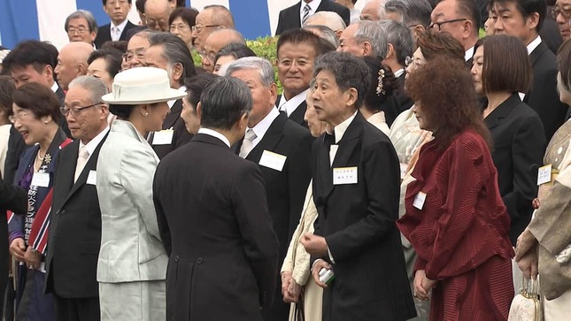 園遊会での天皇、皇后両陛下と横尾忠則さん（写真は宮内庁提供動画から）