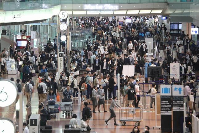 多くの乗客でにぎわう羽田空港第2旅客ターミナルの国内線の出発ロビー