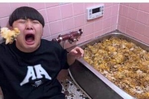 浴槽に大量の「牛丼」を...人気YouTuber「チーズ牛丼風呂」ドッキリに物議　「おもんないし酷い」