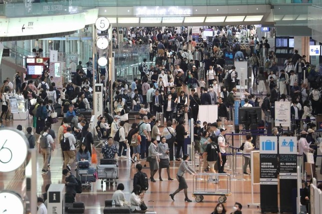 多くの乗客でにぎわう羽田空港第2旅客ターミナルの国内線の出発ロビー。大型連休初日にあたる4月27日朝に撮影した