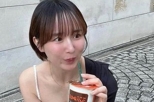 「どんどん若くなってる」山川恵里佳42歳　美ボディー＆キュートな笑顔