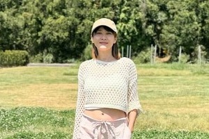 藤崎奈々子46歳、沖縄で水着「ナンパもされたよ」　変わらぬ美貌、大胆へそ出しも