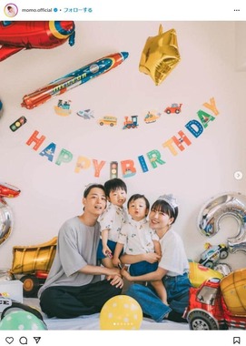桃さんの夫と2人の子ども。桃さんのインスタグラム（momo.official）より