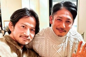 「まるで映画のワンシーン」　被写体・岡田准一、撮影・玉木宏のモノクロ写真に反響